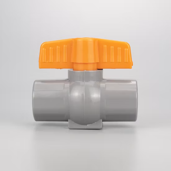 Pntek Chine Fournisseurs Robinet à tournant sphérique octogonal papillon monobloc en PVC avec corps orange à longue poignée